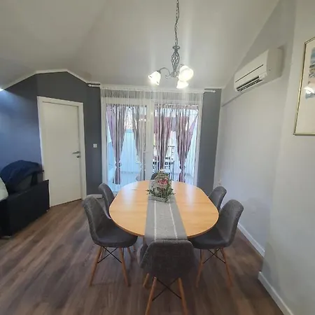 D Free Parking & Wifi, Walking Distance To Centrum Apartment
